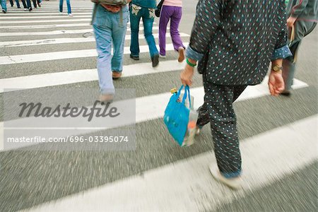 Fußgänger am Zebrastreifen überqueren