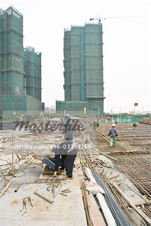 Ouvriers travaillant au chantier de construction