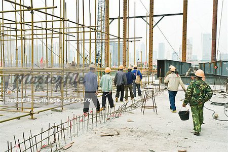 Travailleurs de la construction laissant chantier