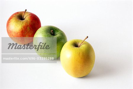 Assortiment de trois pommes dans une ligne diagonale, gros plan