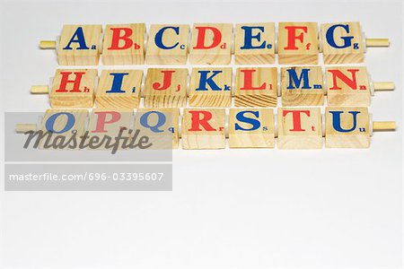 Alphabet en bois bloque en rangées, gros plan