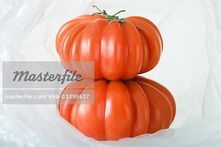 Tomates heirloom mûrs empilement à l'intérieur du sac en plastique, gros plan