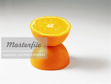 Moitiés d'oranges, un superposées à l'autre