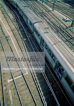 Train et traintracks, vue d'angle haut