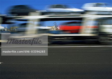 Camion transportant des voitures, flou de mouvement