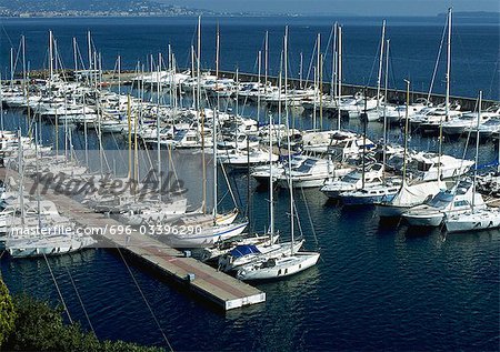 Bateaux dans le port de plaisance