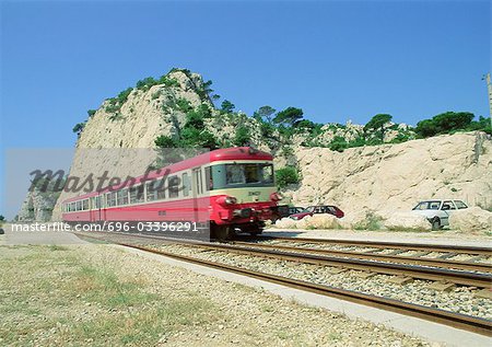 Train roulant à travers des paysages arides