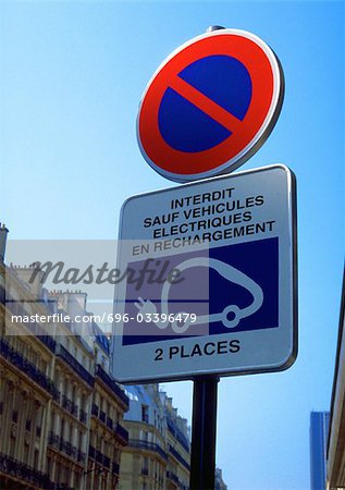 No parking except for electric vehicles recharging street sign in French