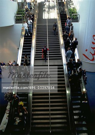 Gens sur les ascenseurs et escaliers