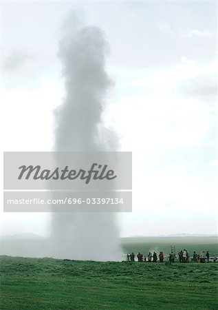 Island, versammelten sich die Menschen in der Nähe von Geysir