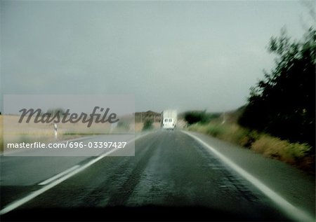 Straße durch ländliches Gebiet.