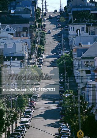 Rue avec des voitures qui bordent la route raide urbaine de San Francisco, en Californie,