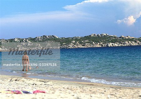 Gens de France, Corse, pataugeant dans la plage de nudistes