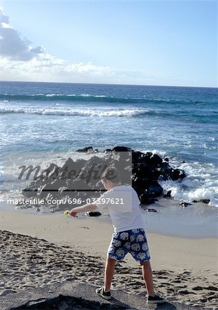 Enfant jouant sur la plage