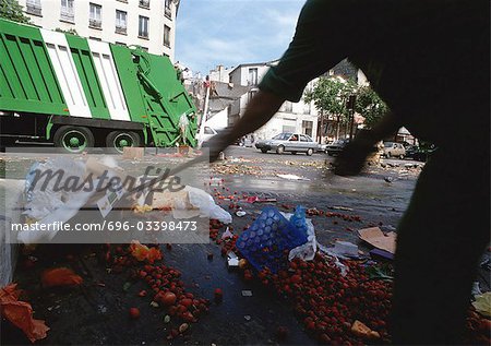 Garbage man nettoyage des ordures et des produits déversés dans la rue