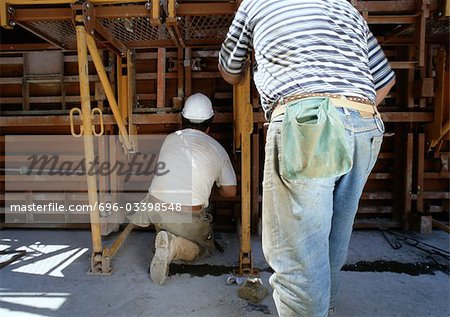 Deux travailleurs de chantier, vue arrière