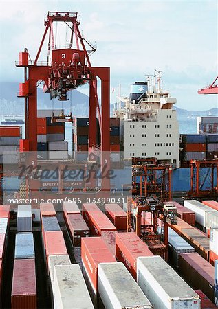 Krane und Container im Hafen