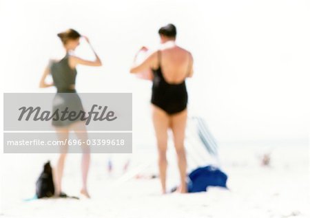 Personnes debout sur la plage, vue, flou arrière