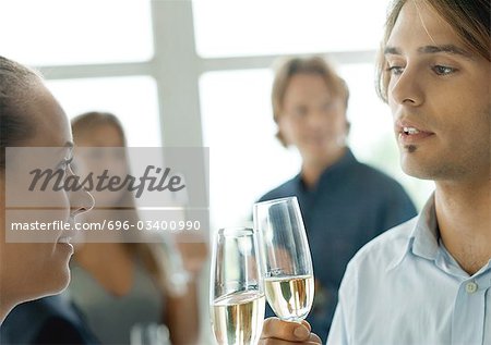 Mann und Frau klirrend Brille während der cocktail-party