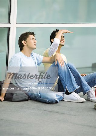 Teen hommes assis sur le sol, en levant