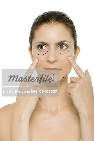 Frau mit plastischen Chirurgie Abzeichen an Gesicht, Wangen, berühren, Wegsehen
