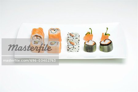 Verschiedene Maki Sushi auf Sushi Teller arrangiert