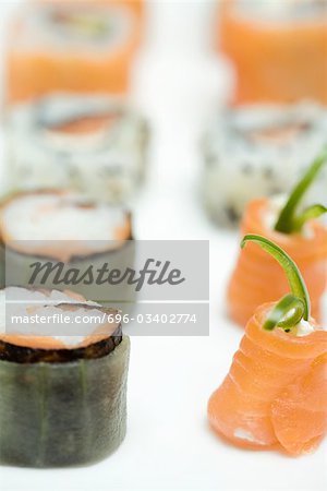 Zugeschnittene Blick auf verschiedene Maki Sushi, Nahaufnahme