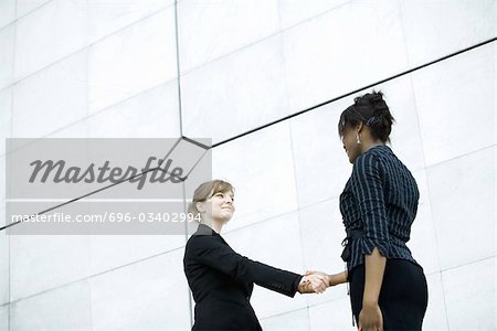 Unternehmerinnen treffen und Händeschütteln