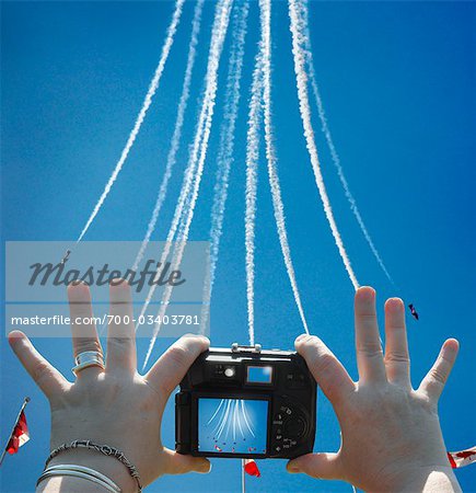 Mains de femmes tenant l'appareil photo numérique, prise de photo des Snowbirds à Air Show, CNE, Toronto, Ontario, Canada