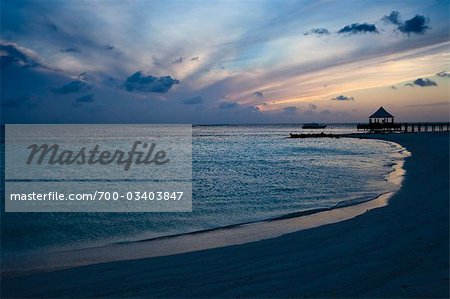 Strand bei Sonnenuntergang, Banyan Tree Madivaru, Madivaru, Malediven