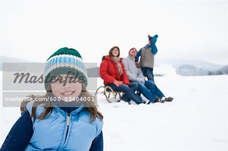 Jeune fille à l'extérieur en hiver avec la famille