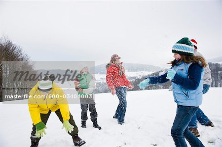 Famille ayant lutte boule de neige