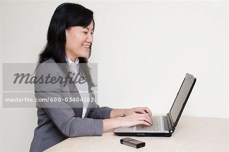 Femme d'affaires avec ordinateur portable