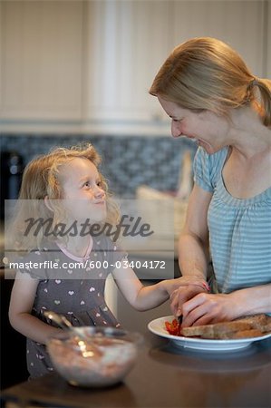 Mère et fille, préparation de la nourriture dans la cuisine