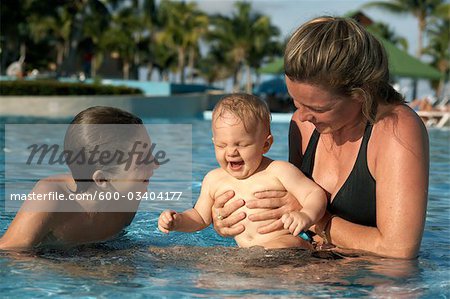 Mutter mit Söhnen in Schwimmbad, Cayo Coco, Kuba