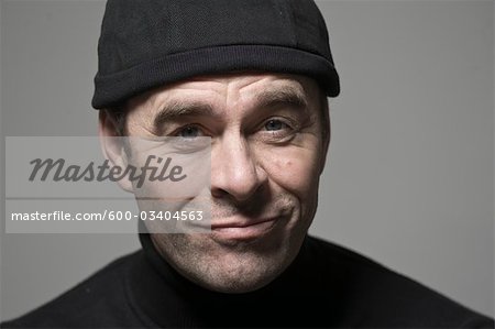 Portrait d'un homme en chapeau noir