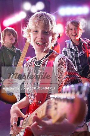 Jungen in der Rock-Band