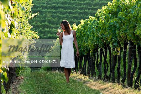 Jeune femme au vignoble renifler le verre à vin