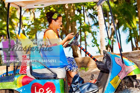 Femme shopping avec voiturette de golf au Mexique