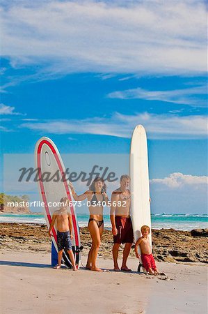 Familie mit Surboards am Strand in Mexiko