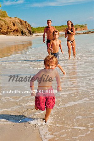 famille en cours d'exécution sur la plage au Mexique