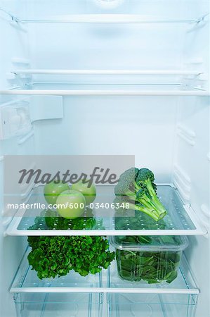 Réfrigérateur avec fruits et légumes