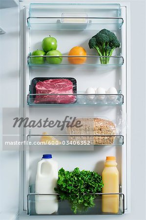 Réfrigérateur avec des aliments sains