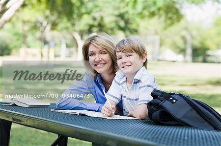 Portrait de la mère et son fils à faire leurs devoirs dans le parc