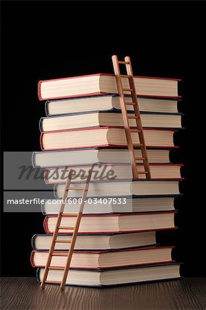 Leitern und Stapel von Büchern