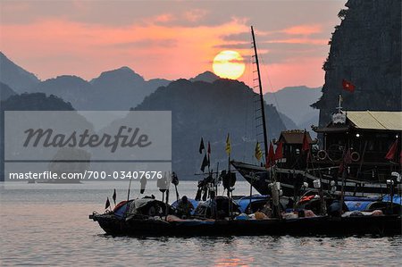 Sonnenuntergang über Halong Bucht, Vietnam