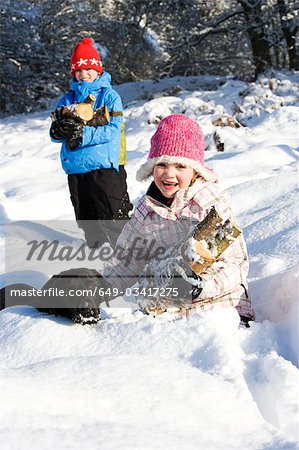 Kinder und Hund, Sammeln Holz im Schnee