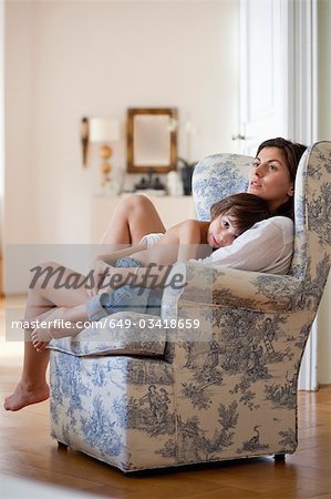 mère et fils assis dans la chaise