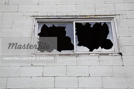 Gebäude mit Zerbrochene Fensterscheiben