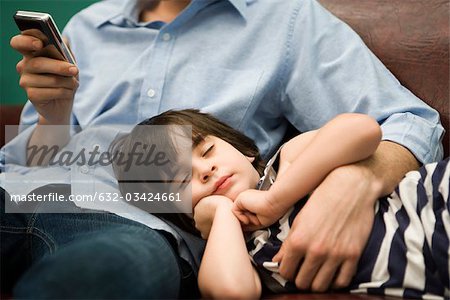 Texto de père en fils la sieste avec tête sur ses genoux